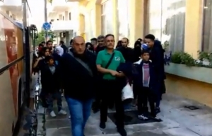 Με αποδοκιμασίες υποδέχθηκαν μετανάστες στην Σπάρτη (video)