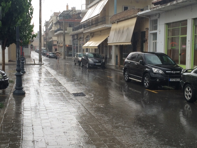 Καταρρακτώδη βροχή στο κέντρο της Τρίπολης