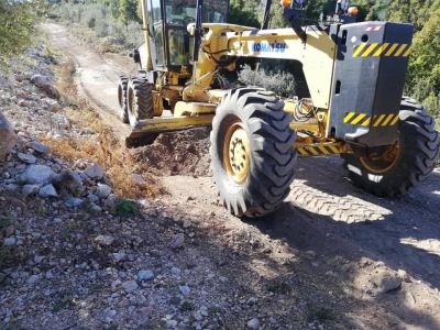 Συντηρήσεις, αποκαταστάσεις και καθαρισμοί αγροτικών δρόμων στη Τ.Κ. Δρεπάνου από τα μηχανήματα του Δήμου Ναυπλιέων