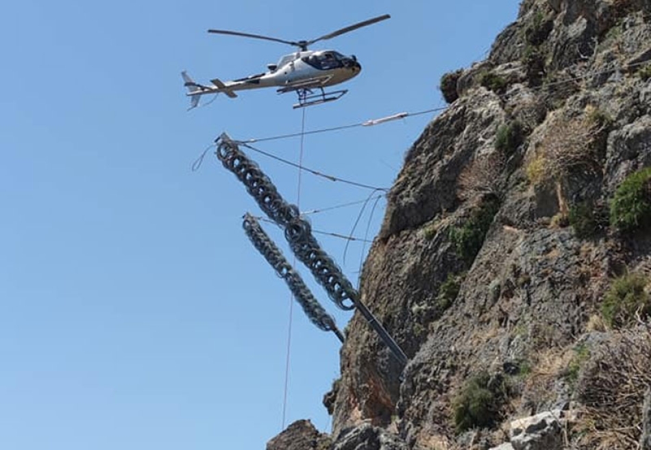 Ελικόπτερο και εναερίτες σταθεροποιούν τις πλαγιές στο κάστρο της Μονεμβασιάς