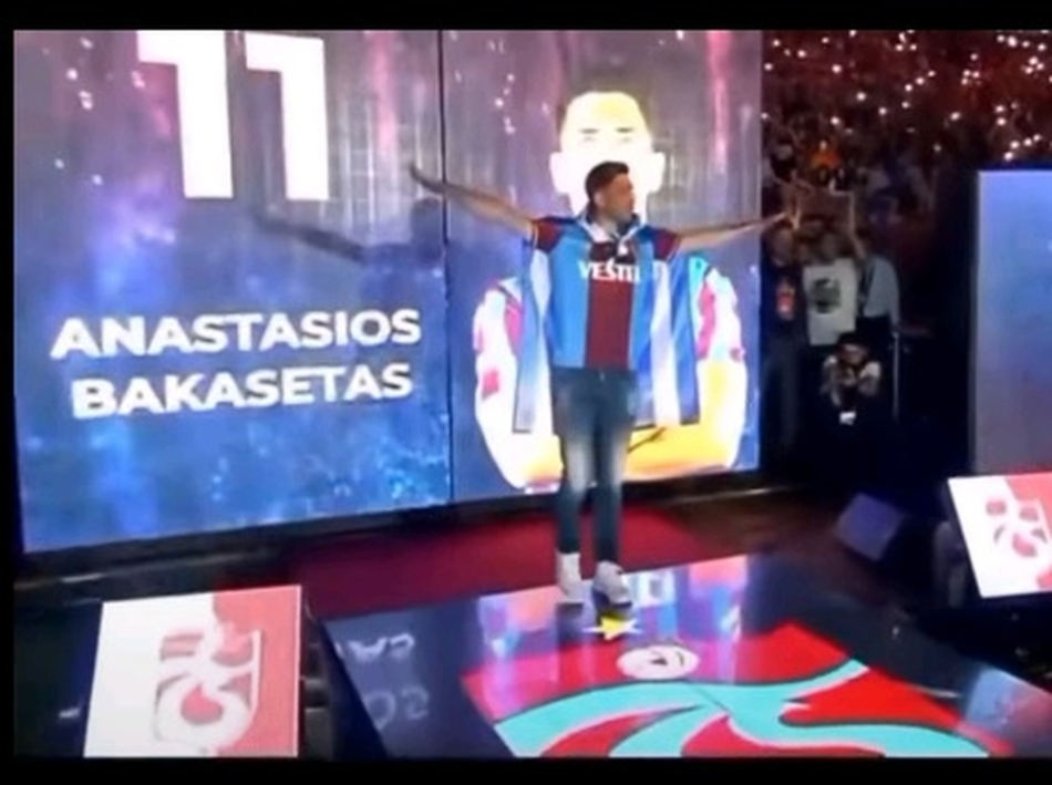 Ο Μπακασέτας χόρεψε ζεϊμπέκικο στην Τραπεζούντα με την Ελληνική σημαία