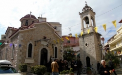Πανηγυρική αναστάσιμη θεία λειτουργία στο ναό του Νεομάρτυρος Δημητρίου (pics)