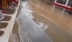 Εικόνες πλημμύρας σε κεντρικούς δρόμους του Παρ. Αστρους