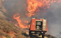 Αγροτική έκταση καίει η φωτιά στα Λευκάκια Ναυπλίου