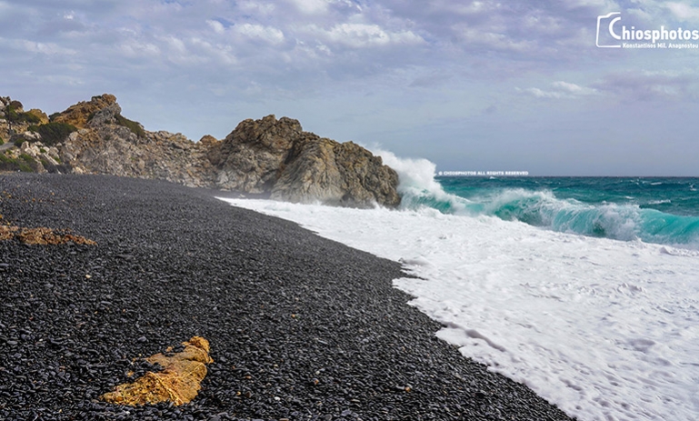 Η εντυπωσιακή παραλία Μαύρα βόλια της Χίου με κύματα ύψους 5μ και ανέμους 9 BF (vid)