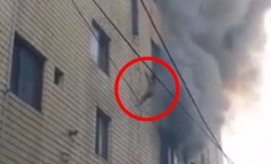 Πετάει τα τρία της παιδιά από το παράθυρο μέσα από φλεγόμενο κτήριο (video)