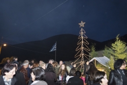 Πραγματοποιήθηκε η φωταγώγηση του Χριστουγεννιάτικου δέντρου στην πλατεία Ηρώων στη Νέα Φιγαλεία (pics)