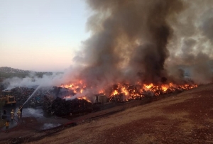 Φωτογραφίες απο τη φωτιά στον χώρο όπου συγκεντρώνονται τα απορρίμματα του δήμου Βόρειας Κυνουρίας