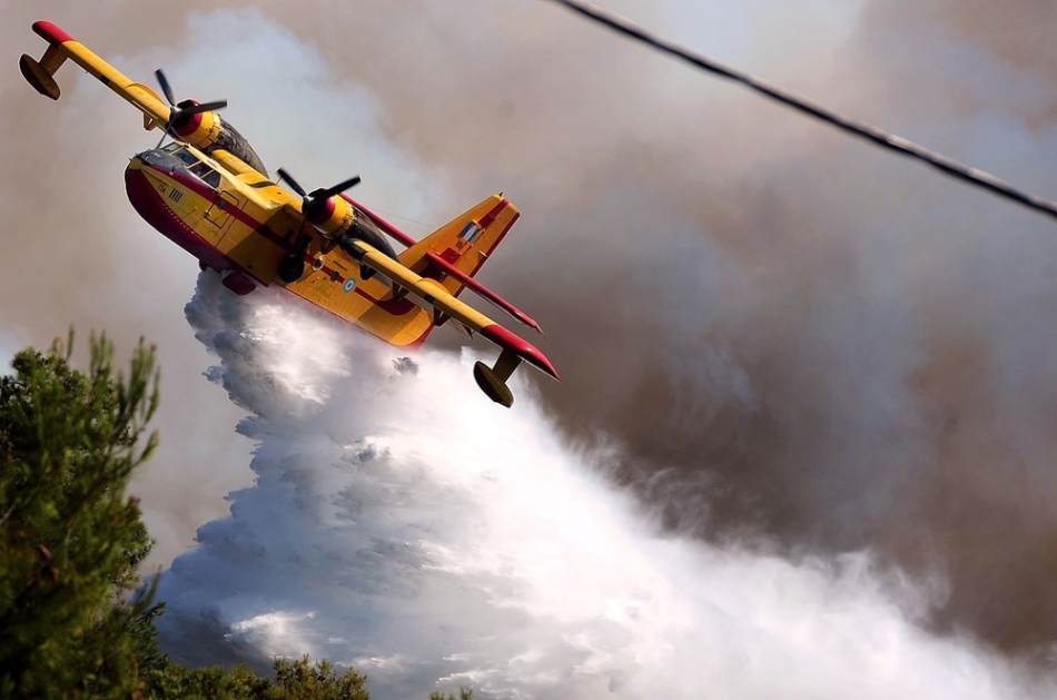 Δασική Πυρκαγιά στο Δερβένι Κορινθίας - Δύο Canadair επιχειρούν την κατάσβεση