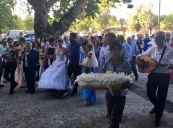 Παραδοσιακός γάμος στα Λαγκάδια - Με άλογα ο γαμπρός και τ&#039;αδέρφια του. Συνοδεία μουσικής η νύφη (video - pics)