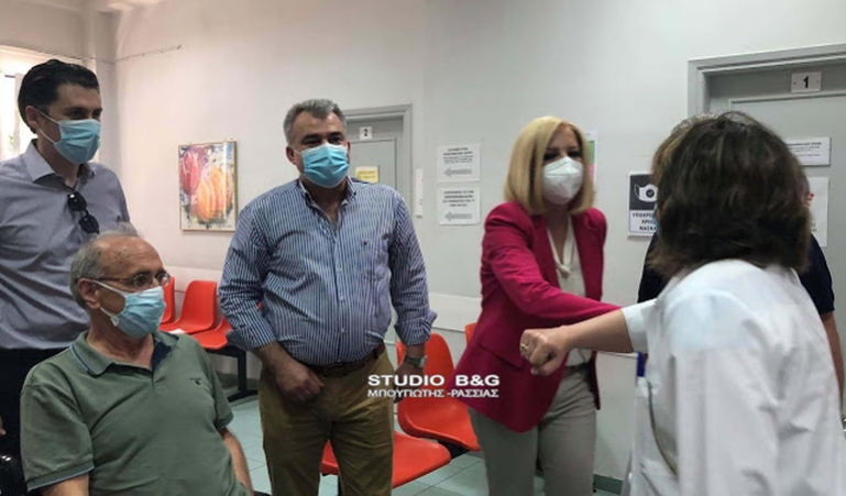 Εμβολιαστικό κέντρο στο Άργος επισκέφθηκε η Φώφη Γεννηματά (βίντεο)