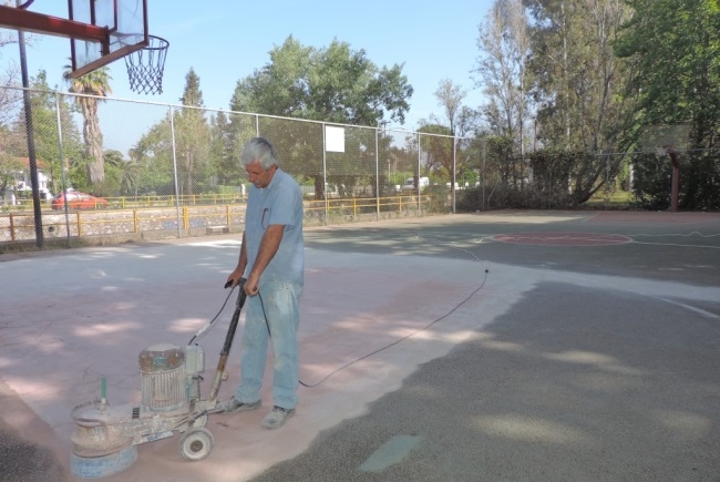 Ξεκίνησαν οι εργασίες για την πλαστικοποίηση ανοικτών γηπέδων μπάσκετ