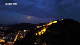 Ανοιξιάτικο υπερθέαμα της πανσελήνου πάνω από το νυχτερινό Ναύπλιο (βίντεο)