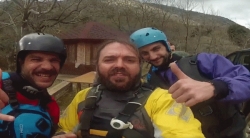 Δείτε ένα βίντεο απο καταβάσεις Rafting στον ποταμό Ερύμανθο