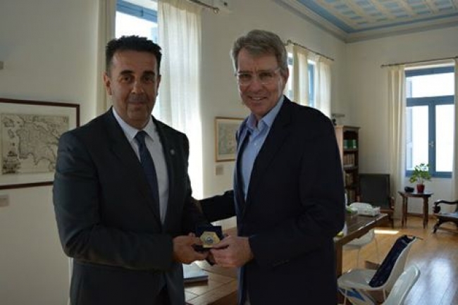 Ο Πρέσβη της Αμερικής στην Ελλάδα Τζέφρι Πάιατ στο Δημαρχείο Ναυπλίου