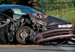 Τρεις νέοι άνθρωποι έχασαν τη ζωή τους σε τροχαίο δυστύχημα όταν το αυτοκίνητο τους προσέκρουσε σε στύλο της ΔΕΗ.