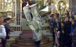 Η πρώτη Ανάσταση στην Ευαγγελίστρια της Χίου με τον ιερέα &quot;να κλέβει την παράσταση&quot; (video)