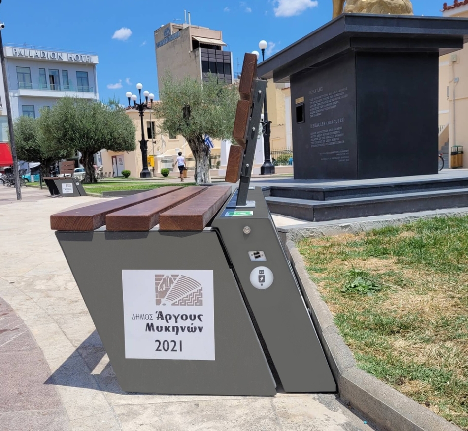 Έξυπνα παγκάκια στην κεντρική πλατεία του Άργους τοποθέτησε ο Δήμος Άργους Μυκηνών