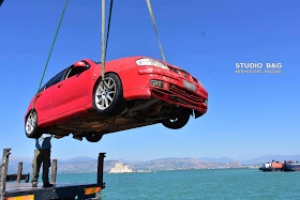 Ανασύρθηκε το αυτοκίνητο που έπεσε στο λιμάνι του Ναυπλίου