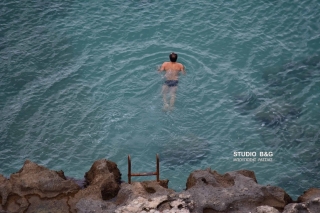 Ατρόμητοι κολυμβητές στο Ναύπλιο βούτηξαν στη θάλασσα με θερμοκρασίες ψυγείου