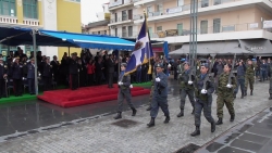 Με βροχή και μόνο με στρατιωτικά τμήματα διεξήχθη η παρέλαση της 25ης Μαρτίου στην Τρίπολη