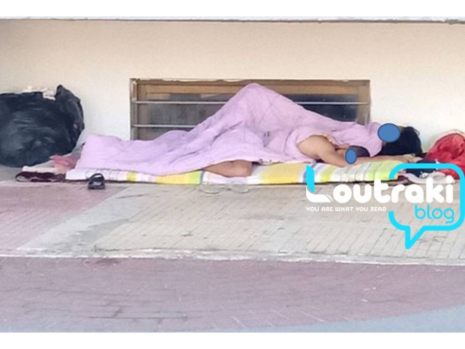 Λουτράκι: Μητέρα με το μικρό αγοράκι της κοιμάται στο πεζοδρόμιο