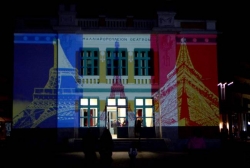 To Μαλλιαροπούλειο Θέατρο Τρίπολης φωτίστηκε στα χρώματα της Γαλλικής σημαίας.