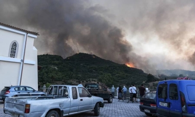 Ηλεία: Σε απόσταση αναπνοής η φωτιά από το νεκροταφείο των Κρεστένων
