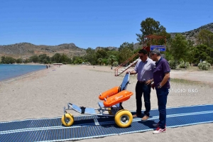 Ναύπλιο: Ράμπα και ειδικό αμαξίδιο για την εξυπηρέτηση των ΑμεΑ τοποθέτησε ο Δήμος στην παραλία Καραθώνας (video)