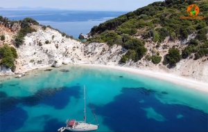 Κολυμπώντας στο καταγάλανο Γιδάκι της Ιθάκης, μία από τις ομορφότερες παραλίες της Ελλάδας