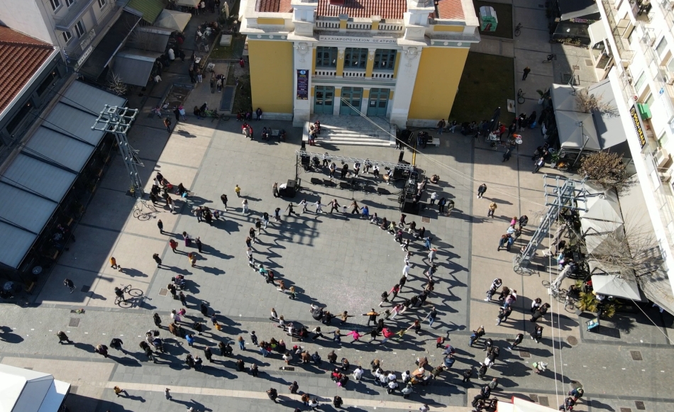 Τσικνοπέμπτη: Γλέντι και χορός στην πλατεία Πετρινού στην Τρίπολη (drone video)