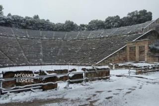 Εντυπωσιακό το χιονισμένο Θέατρο της Επιδαύρου