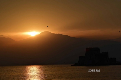 Κατακόκκινο ανοιξιάτικο ηλιοβασίλεμα στο Ναύπλιο (βίντεο)