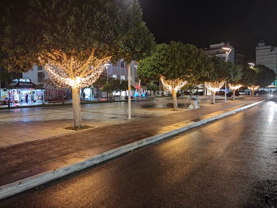 Άγνωστοι βανδάλισαν τον εορταστικό φωτισμό στην κεντρική πλατεία