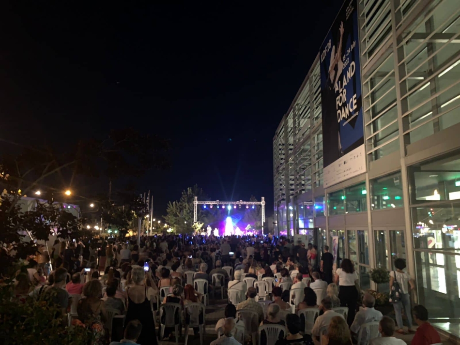 Πλήθος κόσμου στην συναυλία της Μαρίνας Σάττι στο προαύλιο του Μεγάρου Χορού