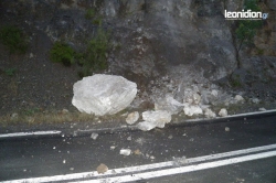 Πτώση βράχων στον δρόμο Λεωνιδίου-Κοσμά (pics)