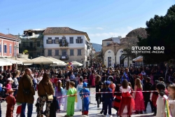 Αποκριάτικο πάρτι στο Ναύπλιο με χορούς, στρουμφάκια και ξυλοπόδαρους (βίντεο)