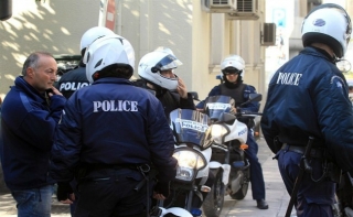 Επέμβαση της αστυνομίας στο Ναύπλιο για συνωστισμό νεαρών