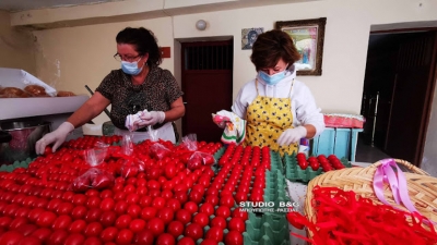 Ναύπλιο: Εθελόντριες έβαψαν πάνω από 500 πασχαλινά αυγά για τους απόρους (βίντεο)