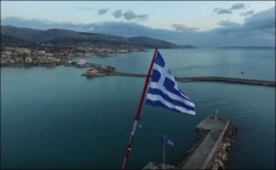 Σημαία εμβαδού 150 τ.μ κυματίζει στο λιμάνι της Χίο (video)