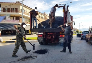 Ο Δήμος Ναυπλιέων πραγματοποιεί επούλωση λάκκων σε όλο το εύρος της πόλης