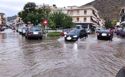 Ναύπλιο: Ποτάμια οι δρόμοι με μια σύντομη μπόρα (vid)