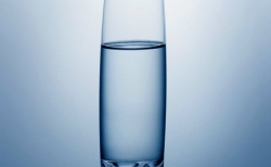 Nα πίνετε νερό το πρωί με άδειο στομάχι: Δείτε πόσο ευεργετικό είναι