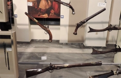 Όπλα των αγωνιστών του 1821 εκτίθενται στην Καλαμάτα