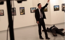 Η στιγμή της δολοφονίας του Ρώσου Πρέσβη (video)