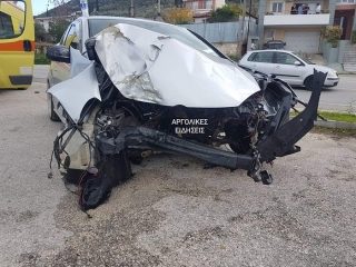 Τροχαίο ατύχημα στο Ναύπλιο - Σφοδρή σύγκρουση αυτοκινήτου σε κολώνα