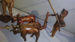 Μουσείο Λαϊκού Πολιτισμού Δάρα Αρκαδίας: Έκθεμα του μήνα Νοεμβρίου 2015. Έκθεμα: «Γεωργός με αλέτρι»