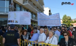 Διαμαρτυρία - ενώπιον Παυλόπουλου - από τους υποστηρικτές του Αρτέμη Σώρρα (pic)