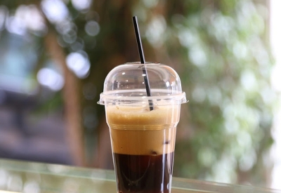 Δέκα λεπτά ακριβότερος ο καφές σε πλαστικό ποτήρι από την Πρωτοχρονιά