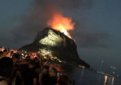 Φωτιά σε δύσβατη περιοχή πάνω από το κάστρο της Μονεμβασιάς (video - pics)